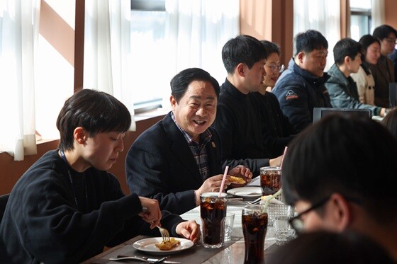 주광덕 남양주시장(왼쪽 두번째)이 신규공무원들과 소통 간담회를 가졌다. 사진=남양주시 제공