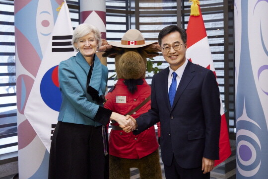 김동연 경기도지사가 타마라 모휘니(Tamara Mawhinney) 주한 캐나다 대사가 기념촬영을 하고 있다. 사진=경기도 제공