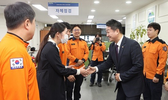 시흥소방서 찾은 경기도의회 김진경 의장. 사진=경기도의회 제공