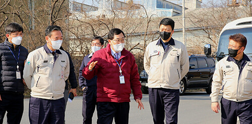 주낙영 시장이 지역 한 기업체를 방문해 현장을 둘러보고 있다. 사진=경주시 제공