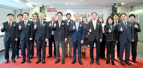 10일 오전 중국 청두에서 열린 ‘대구시 청두사무소’ 개소식에서 내빈들이 기념촬영을 하고 있다. 사진=대구시 제공