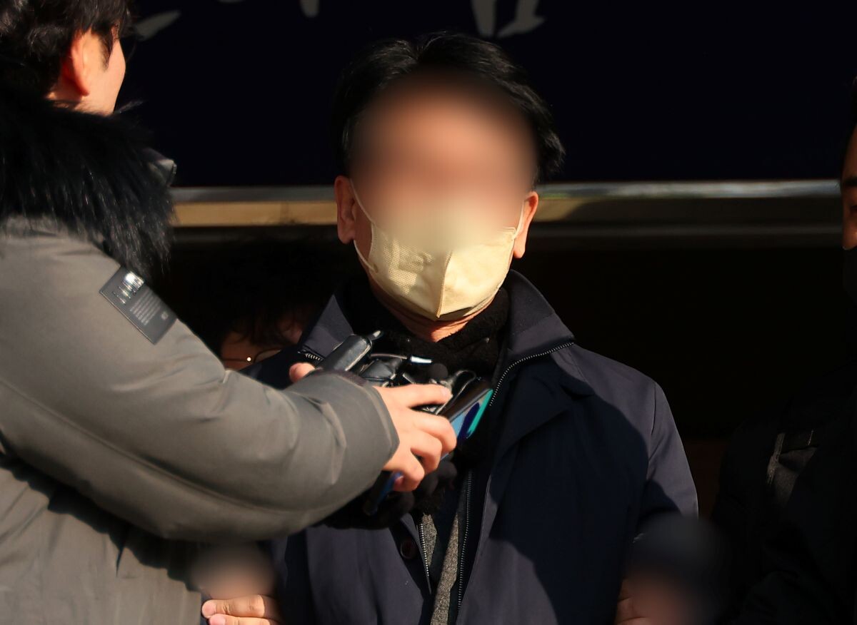 이재명 대표를 흉기로 찌른 혐의를 받는 김 아무개 씨가 지난해 1월 10일 오전 부산 연제경찰서에서 나와 검찰로 송치되고 있다. 사진=연합뉴스