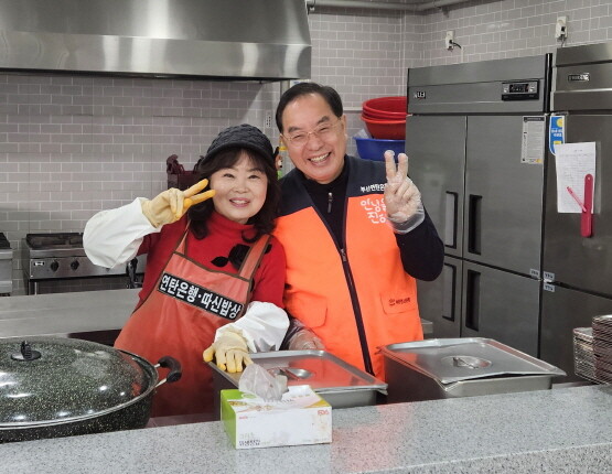 밥상나눔 봉사활동 장면. 사진=하윤수 전 부산교육감 제공
