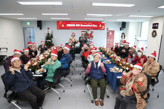 통합돌봄-가야이음채 입주 2주년 기념 위문행사 모습. 사진=김해시 제공