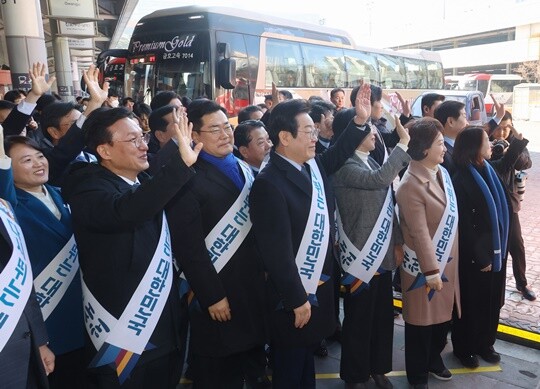 더불어민주당 이재명 대표와 박찬대 원내대표 등 소속 의원들이 1월 24일 서울 서초구 고속버스터미널을 찾아 시민들에게 설 귀성 인사를 하고 있다. 사진=박정훈 기자