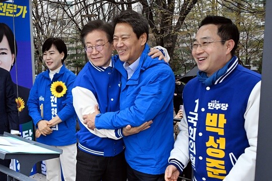 더불어민주당 이재명 대표와 임종석 전 대통령 비서실장이 2024년 3월 28일 왕십리역 광장에서 중구성동구 갑과 을에 각각 출마하는 전현희 후보와 박성준 후보 지원 유세를 위해 방문, 포옹을 하고 있다 사진=박정훈 기자