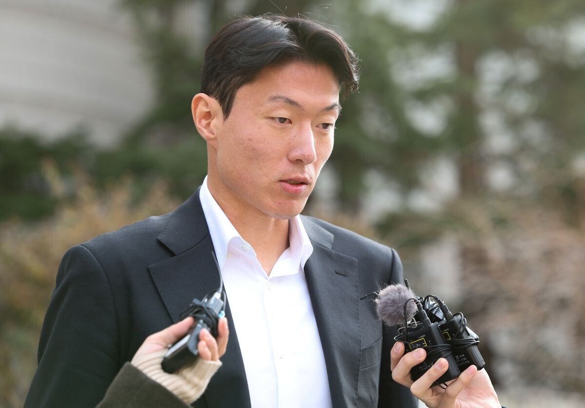 불법 촬영 혐의로 재판에 넘겨진 축구선수 황의조가 14일 1심에서 징역 1년에 집행유예 2년을 선고받았다. 사진=연합뉴스