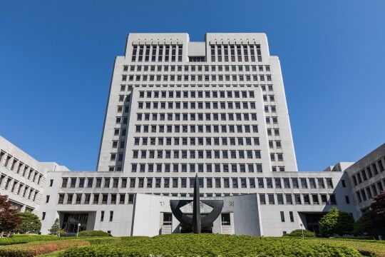 가정폭력 신고를 받고 출동한 경찰관이 적절한 조치를 하지 않아 피해자가 사망에 이른 사건과 관련해 소속 경찰청이 징계 처분을 내린 것이 정당하다는 대법원 판단이 나왔다. 서울 서초구 대법원 전경. 사진=최준필 기자