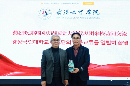 경상국립대 오재신 국제처장과 우한문리대학 탄샤오밍 총장. 사진=경상국립대 제공