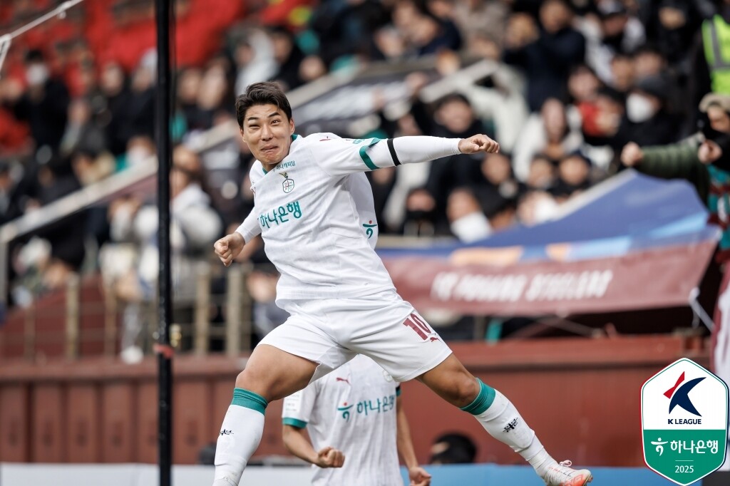 주민규는 눈 부위에 부상을 입고도 개막전 멀티골을 작성했다. 사진=한국프로축구연맹 제공