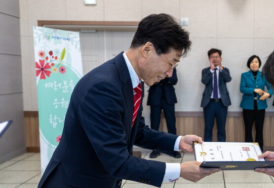 최윤홍 부산시교육감 권한대행이 19일 지방공무원 발령장을 수여하는 모습. 사진=부산교육청 제공