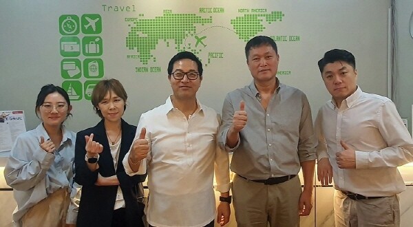 양해각서 체결 후 가진 기념촬영 모습. 왼쪽부터 IRC 김진원 사원, 박소영 실장, 최혁 대표, 투어민 민경세 대표, 정상영 이사. 사진=투어민 제공