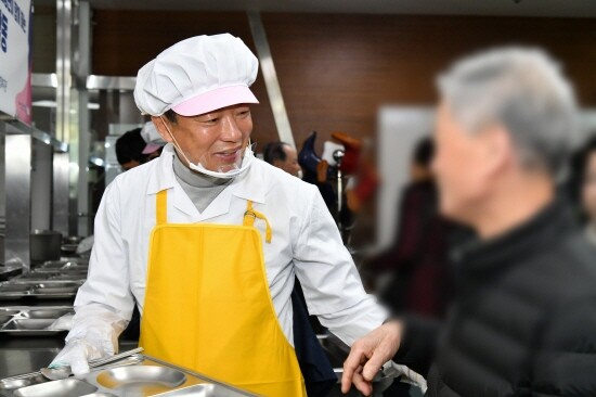 최학범 의장의 노인복지시설 배식봉사 활동 장면. 사진=경남도의회 제공