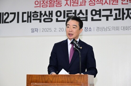 최학범 의장의 격려사 장면. 사진=경남도의회 제공