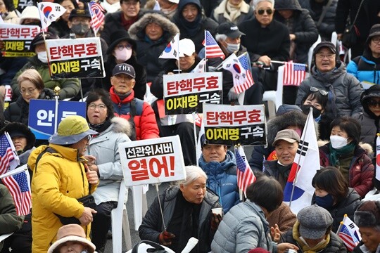 전광훈 사랑제일교회 목사가 이끄는 대한민국바로세우기운동본부(대국본)는 2월 15일 광화문광장 일대에서 윤석열 대통령 탄핵 반대 국민대회를 개최했다. 사진=임준선 기자