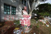 아직도 계속되는 갈등…경찰, '본관 점거' 동덕여대생들에 출석 요구 