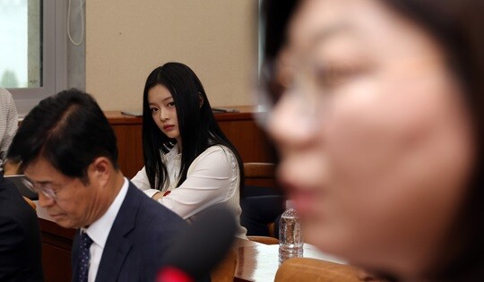 NJZ 팬덤 버니즈는 하이브가 민희진 전 어도어 대표를 해임하고 엔터 업계 경력이 전무한 김주영 하이브 최고인사책임자(CHRO)를 대표로 선임한 것에 대해 "아티스트를 망가뜨린 것"이라고 강하게 비난했다. 사진=국회사진취재단