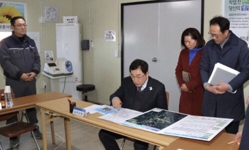 24일 주낙영 시장이 산내면 상수도 확충사업 현장을 방문해 추진상황을 점검하고 있다. 사진=경주시 제공