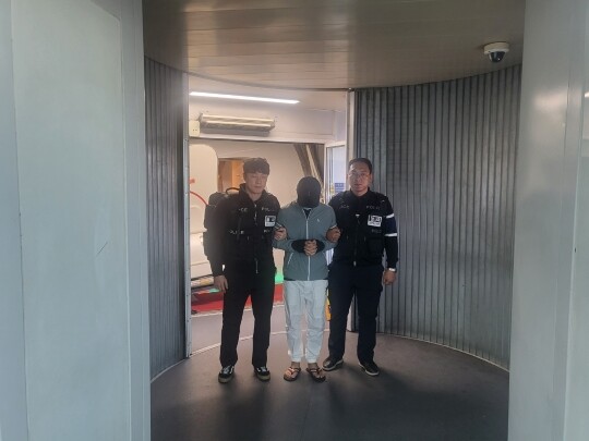 464명에게서 총 376억 원을 가로챈 온라인 투자리딩사기 조직의 총책 A 씨가 국내로 송환되는 모습. 사진=대구경찰청 제공