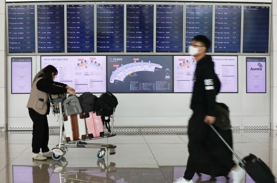 인천국제공항1터미널로 입국한 사람들이 입국장 밖으로 나오는 모습으로 기사의 특정 내용과 관련없다. 사진=박정훈 기자
