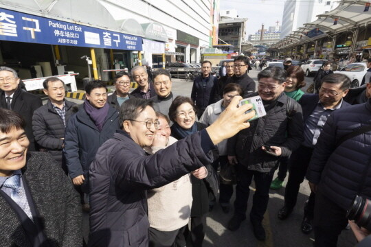 서문시장에서 시민과 셀카를 찍는 김동연 지사. 사진=경기도 제공