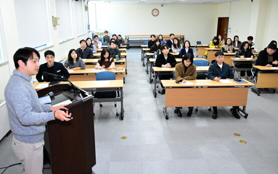 직원 대상 스마트폰 활용 촬영 교육 장면. 사진=경남도의회 제공