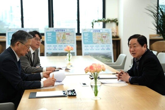 주광덕 경기 남양주시장(오른쪽)이 이한준 LH 사장 및 주요 관계자와  만나 왕숙 신도시 개발 등 주요 현안을 논의했다. 사진=남양주시 제공
