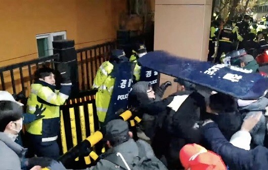 지난 1월 19일 서울서부지법이 내란 우두머리 혐의를 받는 윤석열 대통령 구속영장을 발부하자 윤 대통령 지지자들이 법원을 공격하는 사태가 발생했다. 사진=유튜브 락TV 갈무리