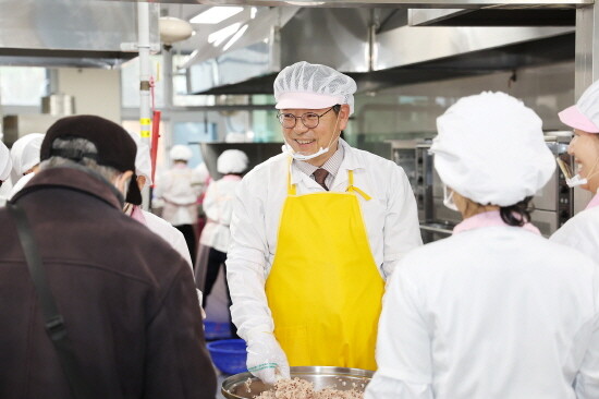 홍태용 김해시장의 배식봉사 장면. 사진=김해시 제공