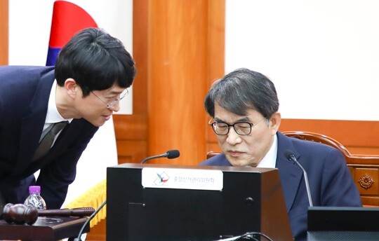 노태악 중앙선거관리위원장이 2024년 12월 6일 경기도 과천 중앙선거관리위원회에서 입장을 밝히고 있다. 사진=임준선 기자