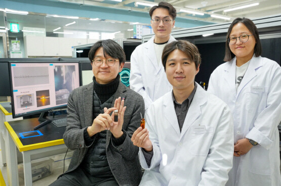 KERI 설승권(앞줄 왼쪽) 박사팀이 맥신을 이용한 3D 프린팅용 잉크와 노즐을 들고 포즈를 취하고 있다. 사진=한국전기연구원 제공