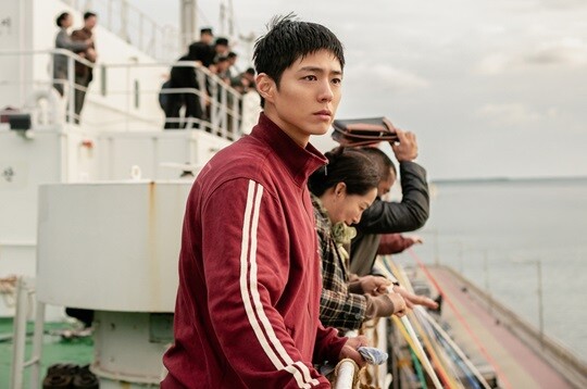 3월 7일 1막이 공개된 넷플릭스 오리지널 시리즈 '폭싹 속았수다'에서 배우 박보검은 오로지 애순(아이유 분)만을 바라보는 '팔불출 무쇠' 관식을 연기했다. 사진=넷플릭스 '폭싹 속았수다' 스틸컷