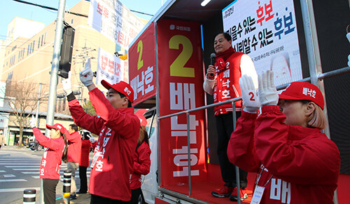 배낙호 김천시장 후보가 20일 4·2 지방선거 출정식을 갖고 본격 선거운동에 돌어갔다. 사진=배낙호 후보 선서 사무소 제공