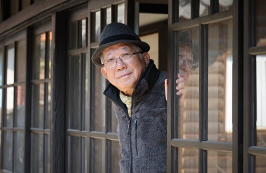 나태주 시인이 3월 20일 충남 공주시 '나태주풀꽃문학관'에서 일요신문과 만나 인터뷰를 진행했다. 이 문학관 건물은 1930년대 지어진 곳으로, 완연한 봄이 되면 복수초 등 여러 꽃들이 곳곳에 핀다고 한다. 사진=임준선 기자