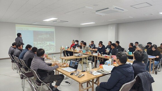 지난 20일 처인구 양지면 경남아너스빌디센트아파트의 하자보수 조치 여부를 확인하기 위해 ‘용인시 공동주택 품질점검단’이 특별 점검을 했다. 사진=용인특례시 제공