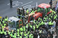 '남태령에서 광화문으로' 전국농민회총연맹 소속 트랙터 견인 과정서 경찰 충돌