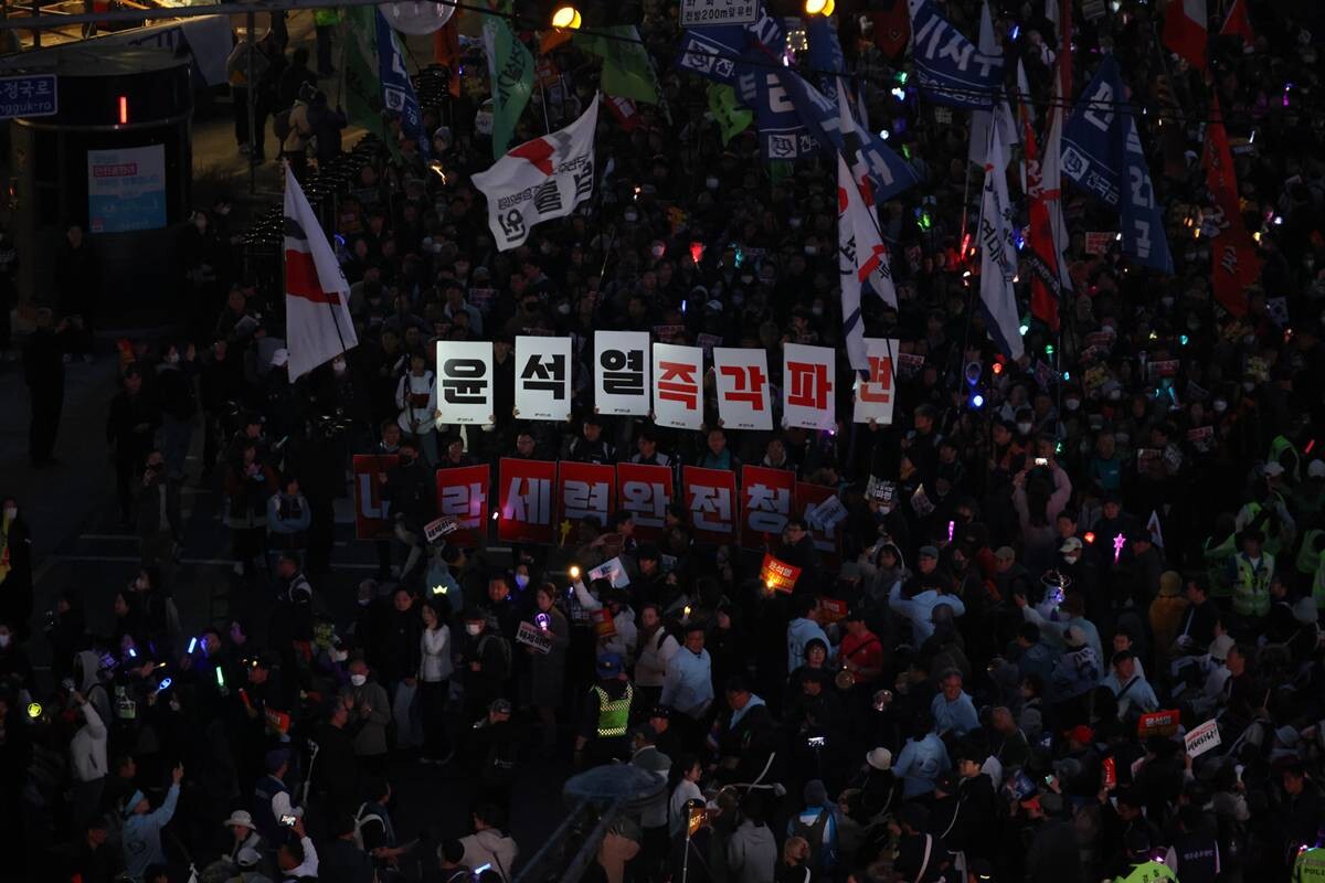 서울 광화문 동십자각 앞에서 열린 윤석열 즉각퇴진! 사회대개혁! 16차 범시민대행진 모습. 사진=박은숙 기자