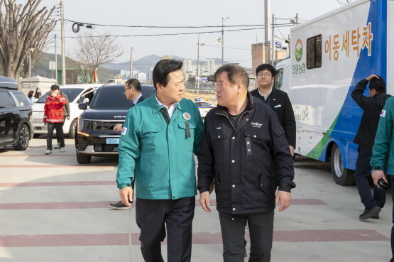 경남 산청군에서 강기윤 한국남동발전 사장(왼쪽)과 이승화 산청군수(오른쪽)가 이야기를 나누고 있다. 사진=한국남동발전 제공