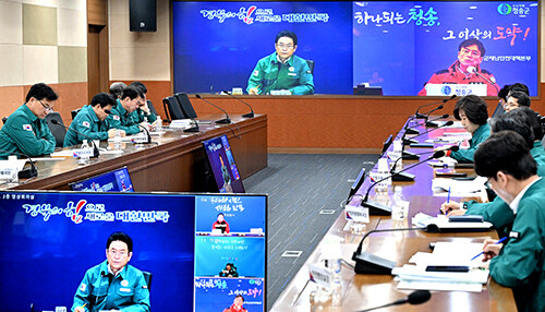 이철우 지사가 31일 북부지역 대형 산불 피해지역 5개 시군 시장군수와 긴급 영상회의를 갖고 있다. 사진=경북도 제공