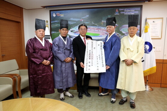 망장전달식 장면. 사진=김해시 제공