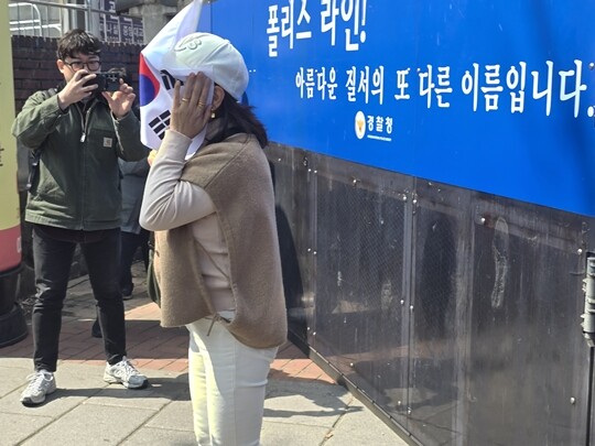 윤 전 대통령 지지자가 폴리스라인 앞에서 오열하고 있다. 사진=이강원 기자