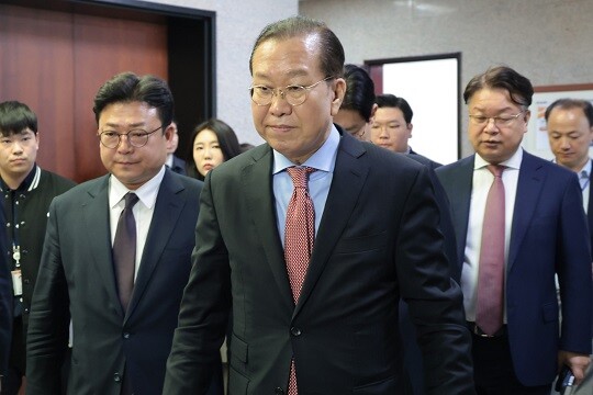 국민의힘 권영세 비상대책위원장이 4월 4일 국회에서 헌법재판소의 윤석열 대통령 파면 선고에 대한 입장 발표를 마치고 회의장을 나서고 있다. 사진=박은숙 기자