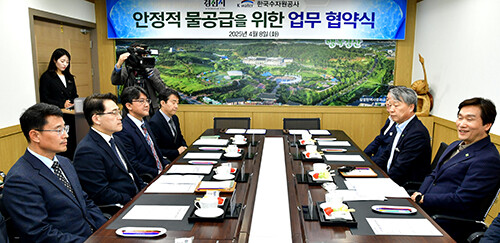 경산시와 한국수자원공사 간 안정적 물공급을 위한 업무협약식이 지난 8일 경산시청에서 열리고 있다. 사진 오른쪽 첫번째 조현일 시장. 사진=경산시 제공