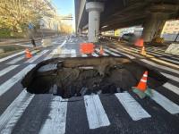 '가로 5m·세로 3m' 부산 도시철도 공사 현장 인근서 대형 싱크홀 발생