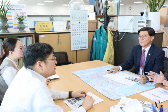 정종복 기장군수가 기재부를 방문해 정관선 추진의 당위성을 설명하고 있다. 사진=기장군 제공