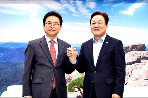 16일 이철우 지사가 박완수 경남지사를 만나 인사를 니누고 기념촬영을 하고 있다. 사진=이철우 페이스북