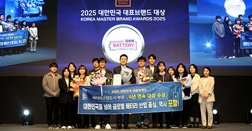 포항시가 16일 '2025 대한민국 대표브랜드 대상' 시상식에서 '배터리 산업도시' 부문 대상을 수상하고 기념촬영을 하고 있다. 사진 중앙 이강덕 시장. 사진=포항시 제공