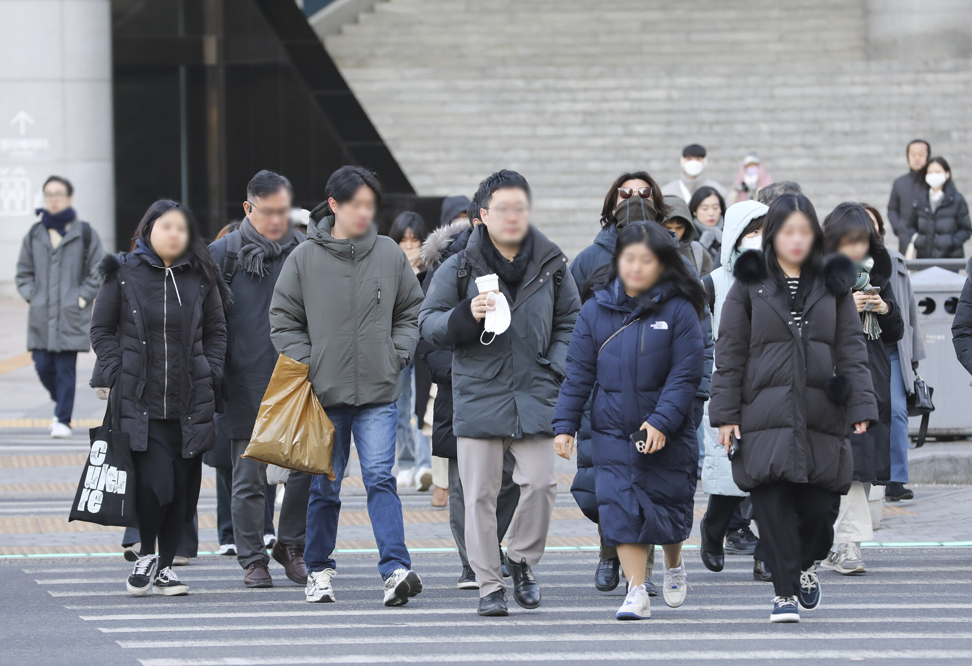 2월 당시 한파를 뚫고 출근하는 근로자들. 사진=박정훈 기자
