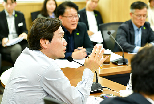 조현일 시장이 지난 10일 대구한의대 입주 화장품 기업과 만남을 갖고 현장의 애로사항과 요구사항 등을 확인하고 있다. 사진=경산시 제공