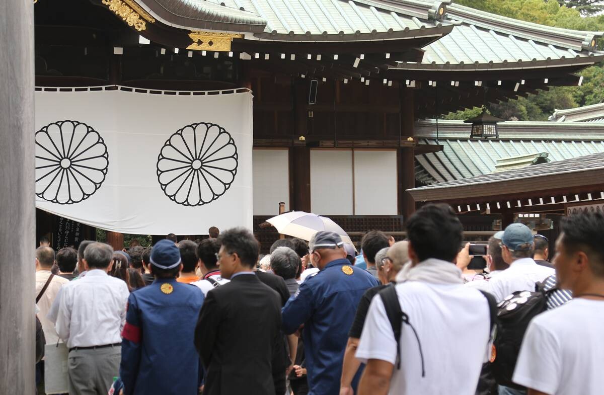 태평양전쟁 A급 전범이 합사된 도쿄 지요다구 야스쿠니 신사에서 일본인들이 참배하기 위해 대기하고 있는 모습. 사진=연합뉴스